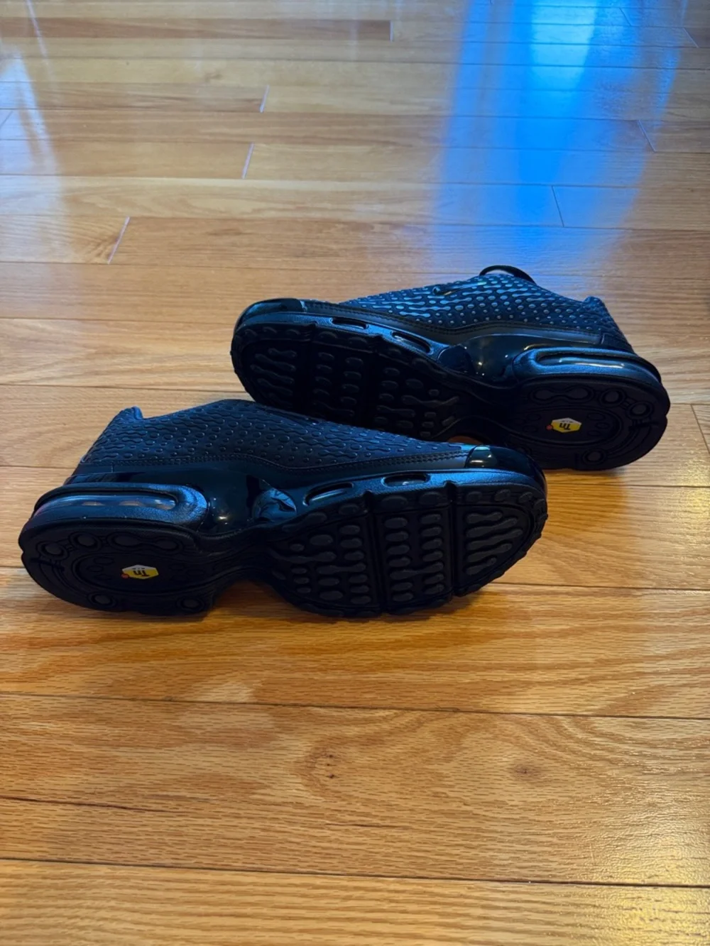 Nike Men's Black Air Max Plus TN Sneakers - Picture 4 of 10